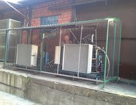 Установка холодильных агрегатов на улице под навесом и с антивандальной защитой
