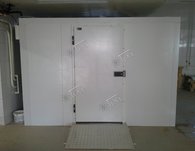 Холодильная камера для хранения молочных продуктов с холодильной дверью Ирбис и пандусом для тележек