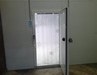 Установлена холодильная дверь Ирбис толщиной 100мм и обогревом рамы по периметру. В комплекте завеса ПВХ и клапан выравнивания давления